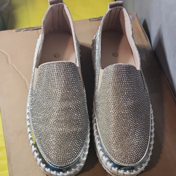 Elegant Women's Slip-On Shoes with Rhinestones - Picture 3 of 8